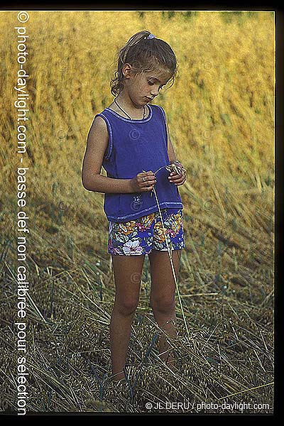 petite fille dans le champ - little girl in the field